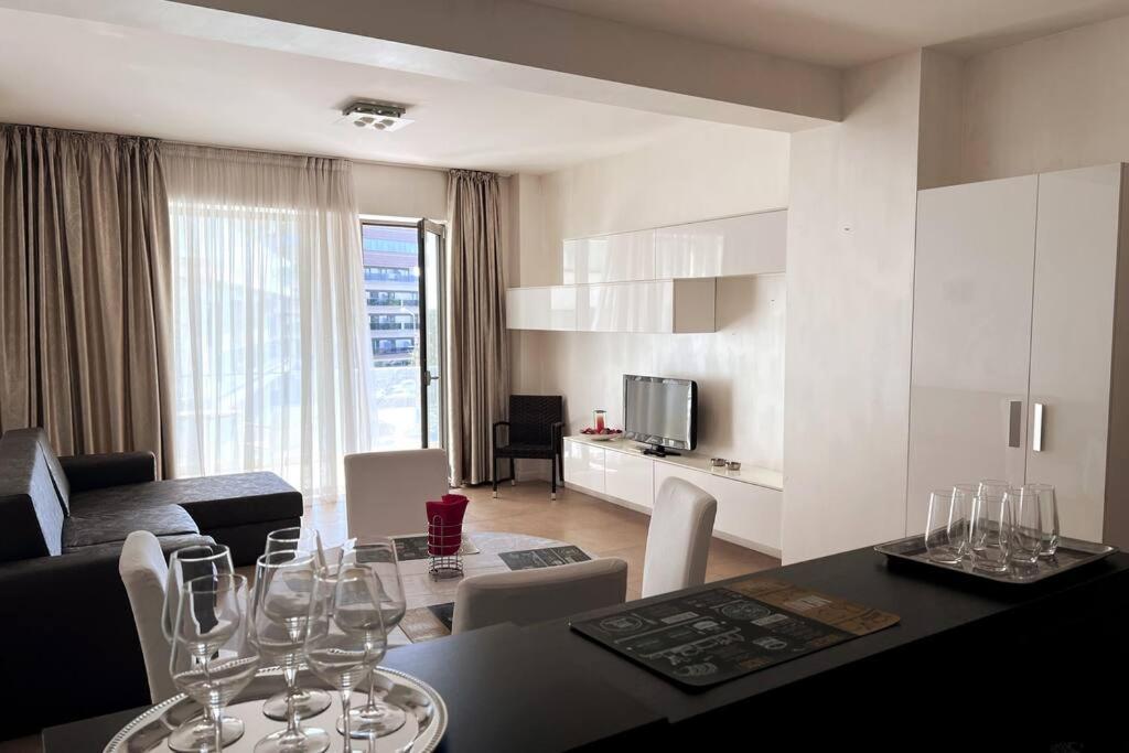 Apartment Casino Loft, Mamaia, Superhost Favorite!