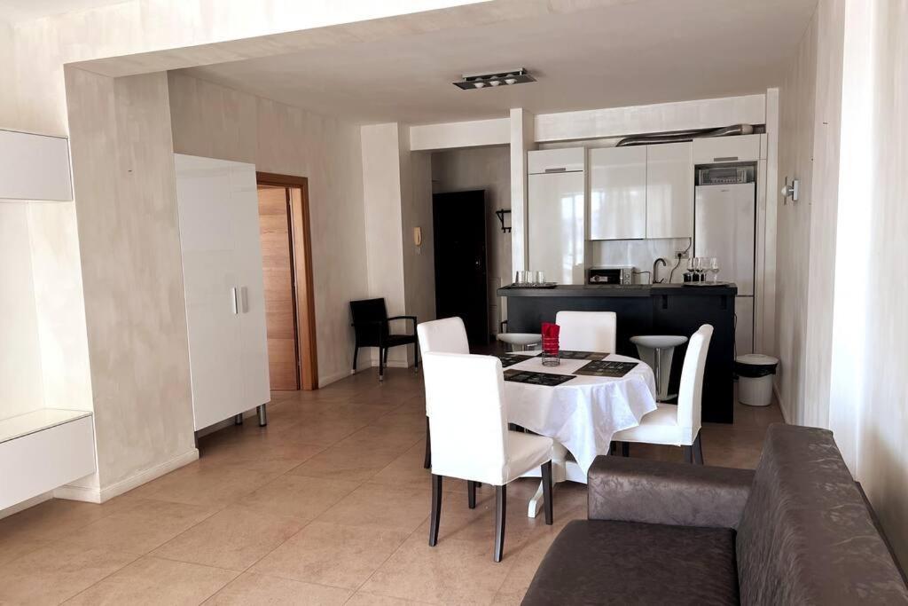 Casino Loft, Mamaia, Superhost Favorite! * Mamaia